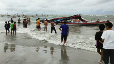 Kapal Wisata Tiga Putra