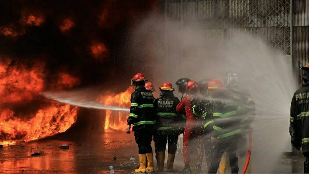 Pabrik Karet Terbakar