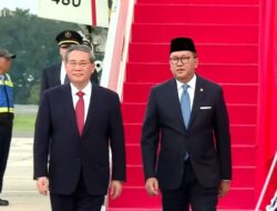 PM Tiongkok Li Qiang Tiba di Halim Perdanakusuma di Sambut Menteri Rosan