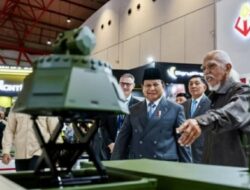 Momen Prabowo Tinjau Pameran Alutsista di Indo Defence 2025 di JIExpo