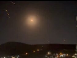 Iran Meluncurkan 100 Drone Balas Serangan Israel