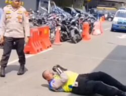 Video: Oknum Polisi Pungli Kena Hukum Guling-guling di Aspal