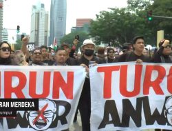 Belasan Ribu Warga Demo Tuntut Anwar Ibrahim Mundur