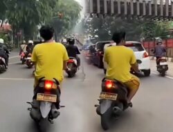 Video: Pria Berbaju Kuning Naik Motor Pelat Dinas Polisi Tanpa Helm