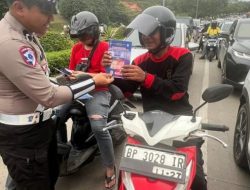 Satlantas Polresta Barelang Bagikan Stiker Keselamatan ke Pengendara