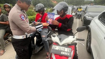 Satlantas Polresta Barelang Bagikan Stiker Keselamatan ke Pengendara