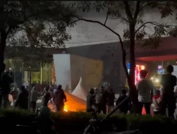 VIDEO: Demo Tolak Kenaikan Tunjangan DPR Berujung Rusuh, Pos Polisi Dirusak Hingga KRL Lumpuh