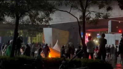 VIDEO: Demo Tolak Kenaikan Tunjangan DPR Berujung Rusuh, Pos Polisi Dirusak Hingga KRL Lumpuh
