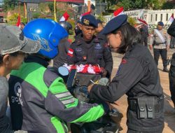 Satbrimob Polda Kepri Bagi-bagi 1.000 Bendera Merah Putih Gratis Sambut HUT RI ke 80