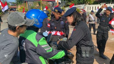 Satbrimob Polda Kepri Bagi-bagi 1.000 Bendera Merah Putih Gratis Sambut HUT RI ke 80