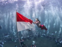 Video: Sherly Tjoanda Peringati HUT RI ke 80 di Dasar Laut Maluku