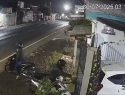 Video: Aksi 2 Pencuri Bawa Kabur Motor Warga Terekam CCTV di Sumbersuko