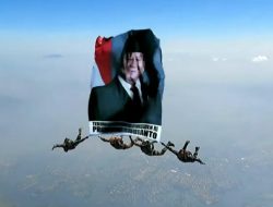 Video: Prabowo Saksikan Atraksi Terjun Wing Suit Kopasgat TNI AU di Langit Batujajar