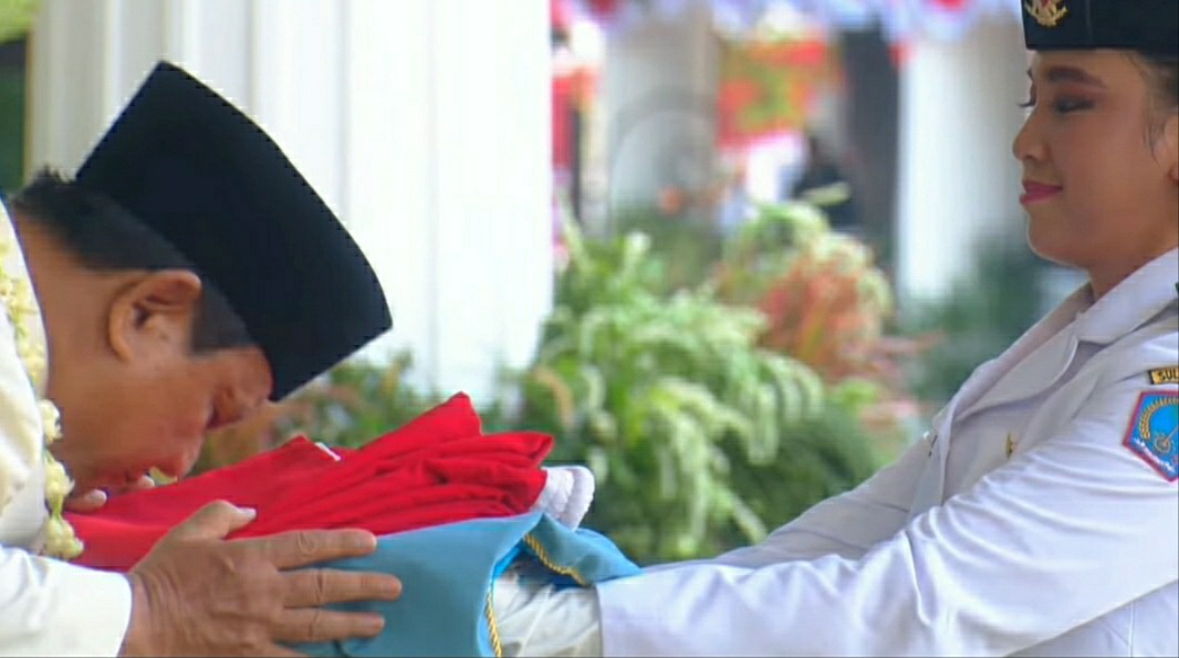 Prabowo Cium Bendera