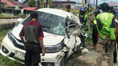Kereta Tabrak Brio