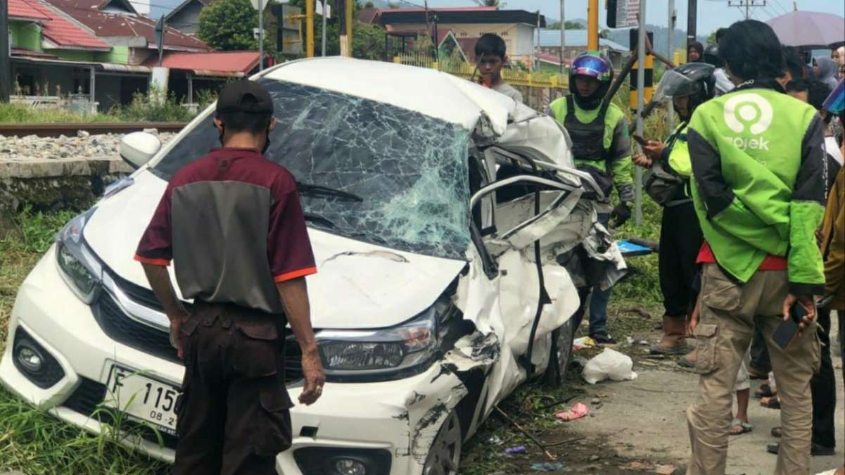 Kereta Tabrak Brio