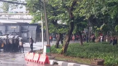 Demo 28 Agustus Rusuh, Mahasiswa Lempar Bom Molotov dan Batu ke Arah Polisi