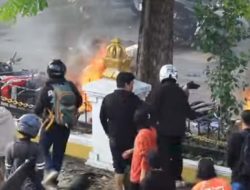 Demo Surabaya Pecah, Massa Bentrok dengan Polisi Buntut Tewasnya Ojol di Jakarta
