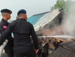 Brimob Polda Kepri Padamkan Kebakaran di Citra Laguna Sagulung