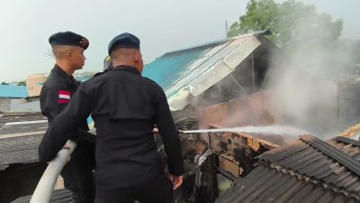 Brimob Polda Kepri Padamkan Kebakaran di Citra Laguna Sagulung
