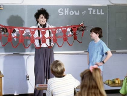Sinopsis Film Edward Scissorhands: Cinta Tragis di Pinggiran Kota yang Menggugah Hati