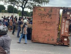 Truk Kontainer Terbalik di Batu Ampar, Pengendara Motor Tertimpa Roda Track Crane