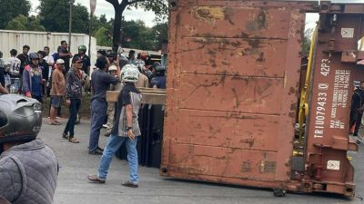 Truk Kontainer Terbalik di Batu Ampar