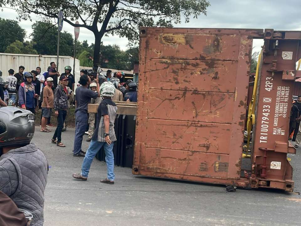 Truk Kontainer Terbalik di Batu Ampar