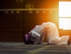 Shalat Sendirian, Ingin Jadi Imam? Ini Aturannya!