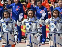 Tiga Astronot Tertahan di Luar Angkasa Akibat Puing Asing