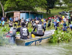Ratusan Relawan Bersihkan Eceng Gondok di Waduk Duriangkang Batam