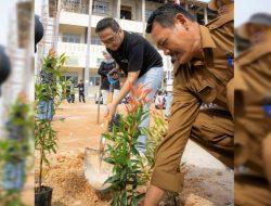 Panbil Residence Tanam 100 Bibit Oliana Plus 10 Tabebuya di SMKN 11 Batam