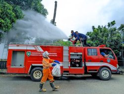 Damkar Padang Evakuasi HP Mahasiswa Terjatuh di Celah Batu Grib Belakang Masjid Al Hakim