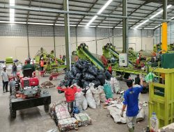 TPST Bantargebang Longsor, Truk Sampah Tertimbun, Satu Pekerja Terluka