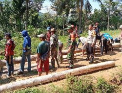 Warga Rusip Antara Gotong Royong Bangun Jembatan Kayu Darurat