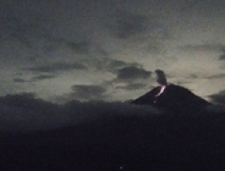 Semeru Mengamuk: Erupsi Malam, Lava Membara.