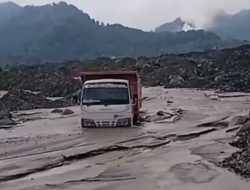 Semeru Bergemuruh: 30 Gempa Letusan Akibat Banjir Lahar Dingin