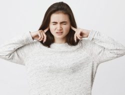 Terbang Bikin Telinga Sakit? Kenali Risiko Ear Barotrauma dan Siapa yang Paling Rentan