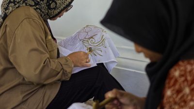 Batik Gen Z Padang: Inovasi Malam Sawit