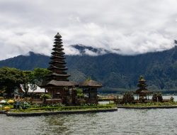 Lonjakan 1.800 Wisatawan Harian di Ulun Danu Beratan Saat Nataru