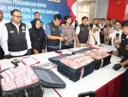 Polisi Periksa 4 Orang Pembawa Uang Tunai Rp7.7 Miliar di Harbour Bay Batam