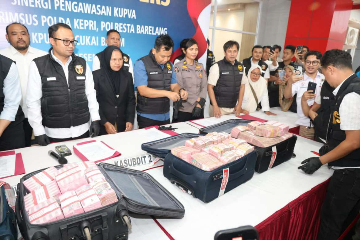 Uang Tunai Rp7.7 Miliar