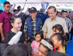 Mentrans Iftitah Serahkan Bantuan dan Santunan Rumah Penuh ke Warga Transmigrasi Tanjung Banon