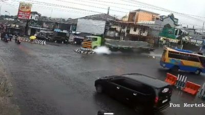 Truk Hantam Tugu Kertek