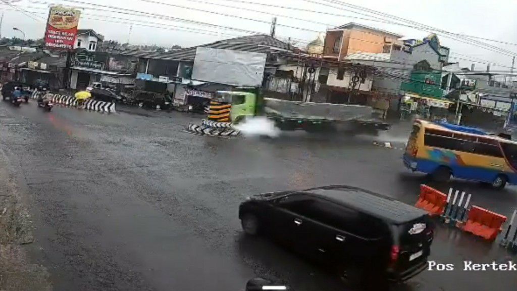 Truk Hantam Tugu Kertek