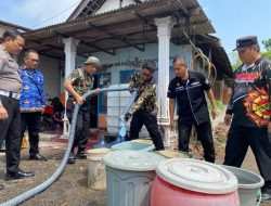 Polisi Ulurkan Bantuan: Air Bersih & Masker untuk Korban Banjir Nagan Raya