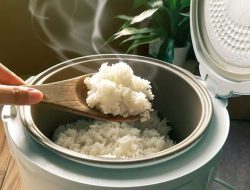 7 Penyebab Rice Cooker Bau Nasi