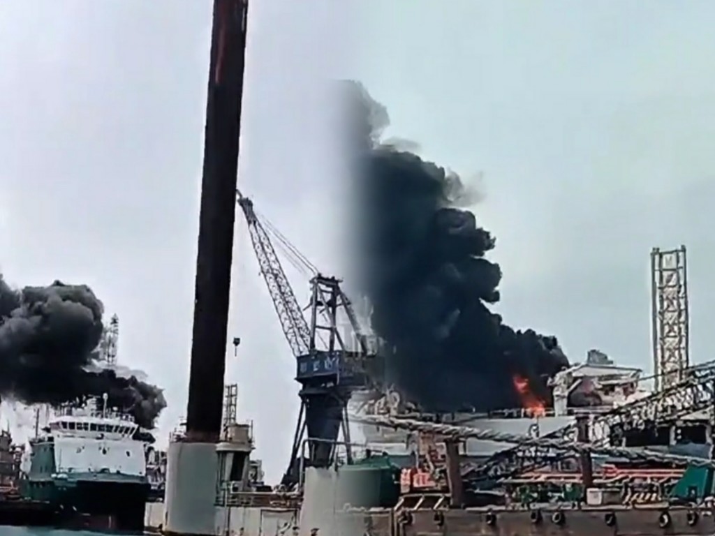 Kapal di PT ASL Batam Terbakar