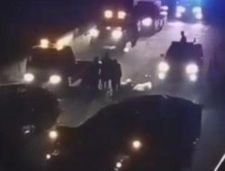 Tronton Maut Terjang Tol Cisumdawu