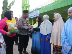 Kapolda Kepri Berbagi Paket Sembako hingga Takjil ke Warga Tanjung Sengkuang